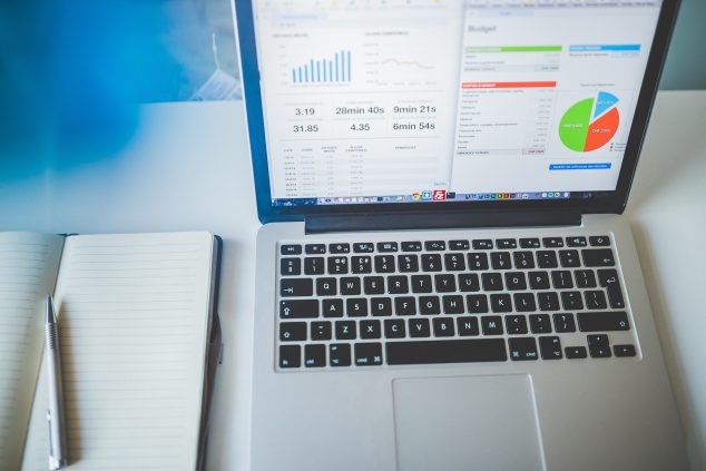 produtividade pessoal - imagem de um computador com gráficos