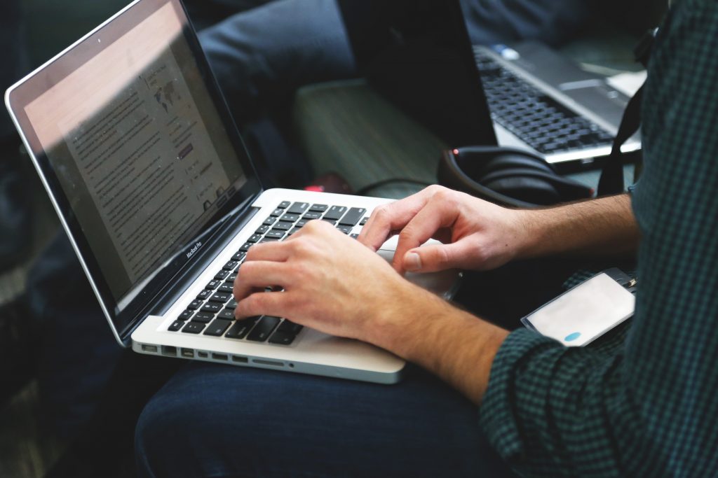 Um advogado navegando na internet pelo notebook, representando a busca por Notícias Jurídicas com qualidade