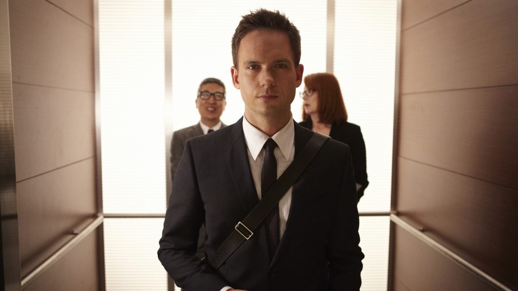 Close de cena onde aparece o personagem Mike Ross, do seriado Suits