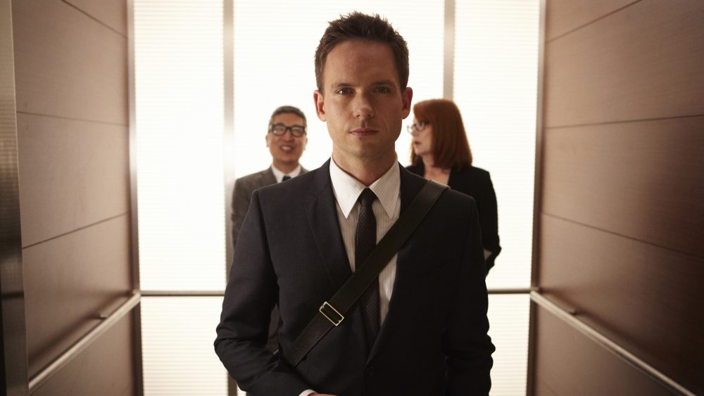 Close de cena onde aparece o personagem Mike Ross, do seriado Suits
