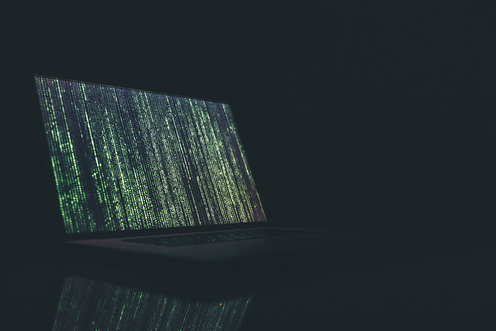 Uma tela de computador mostrando vários códigos de programação semelhantes aos do filme Matrix