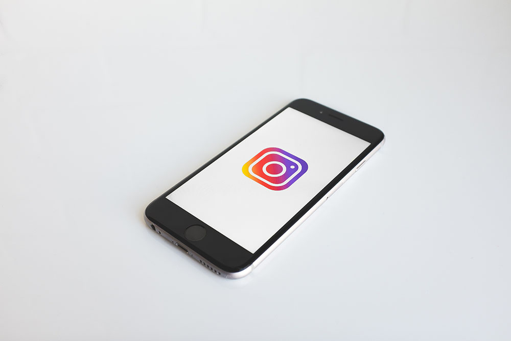 A imagem de um celular com o logo do Instagram na tela, representando a possibilidade de usar o Instagram na advocacia