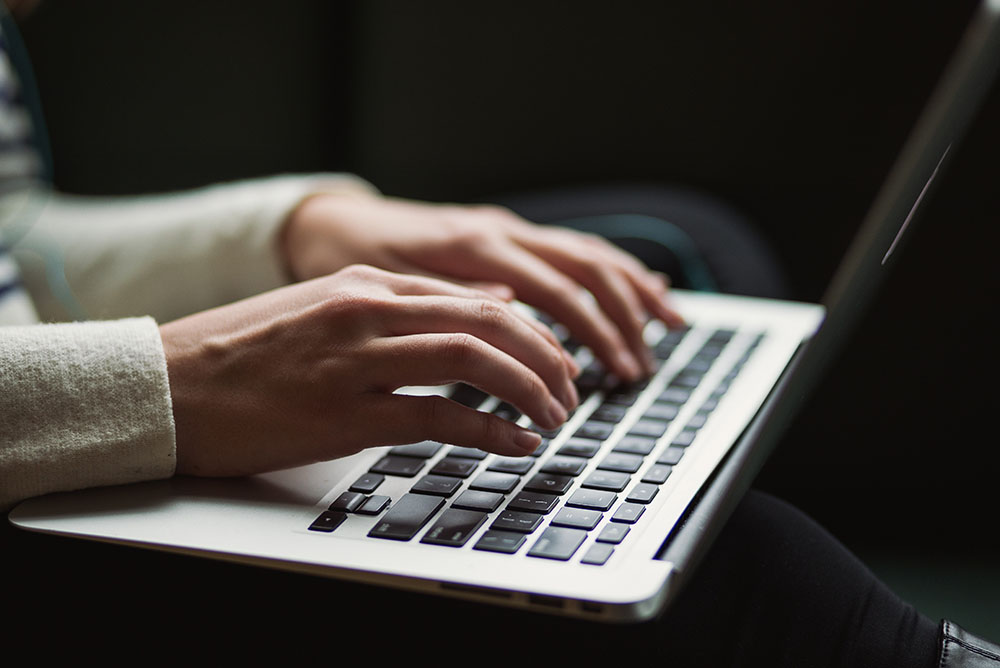 Uma advogada digitando em um notebook, representando a importância do Marketing Jurídico Digital