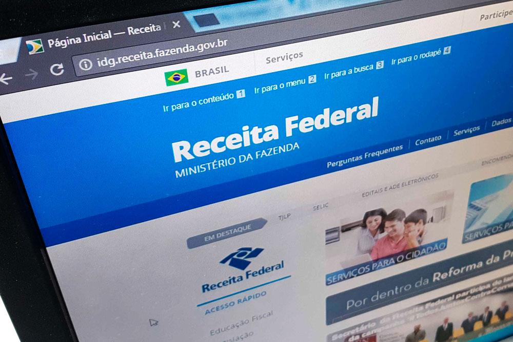 Foto mostra a tela de um computador exibindo o site da receita federal. Representam os cuidados par anão ter problemas com a receita federal na advocacia.