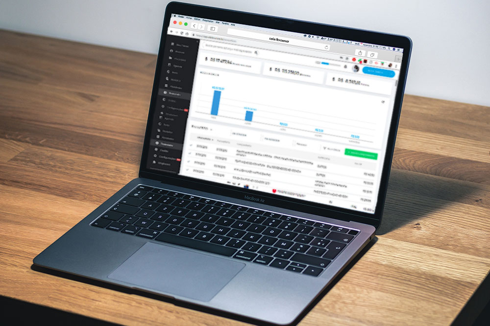 Notebook sobre uma mesa. Na tela, está exibida a interface da ADVBOX, software com controle financeiro para escritórios de advocacia