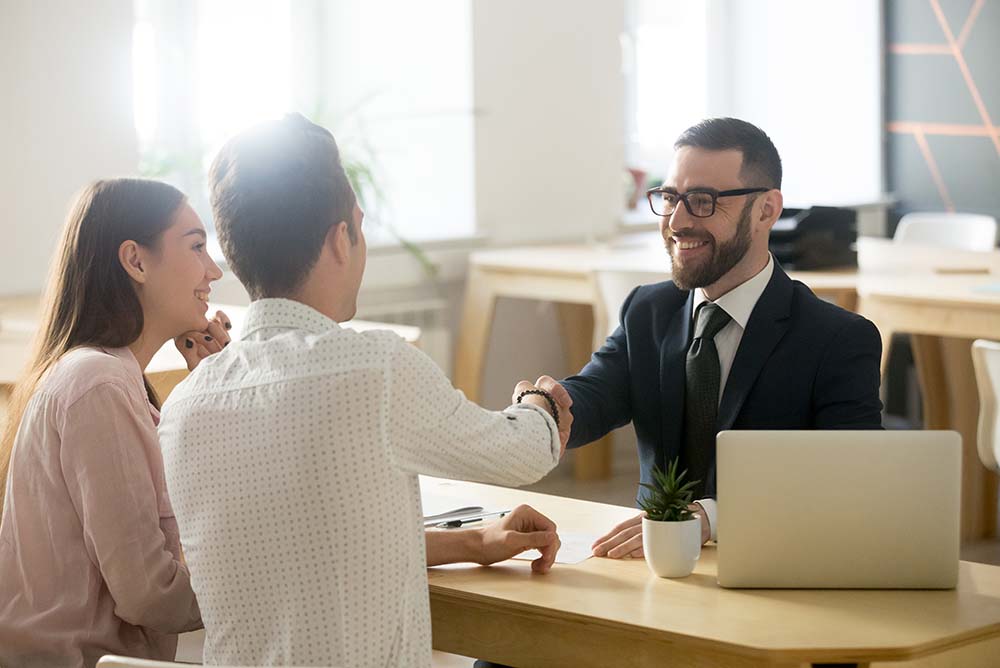 Produtividade para advogados - imagem de um advogado atendendo 2 clientes em um escritório