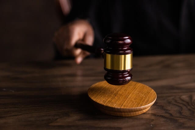 Recurso extraordinário - todo de um martelo de um juiz em um tribunal