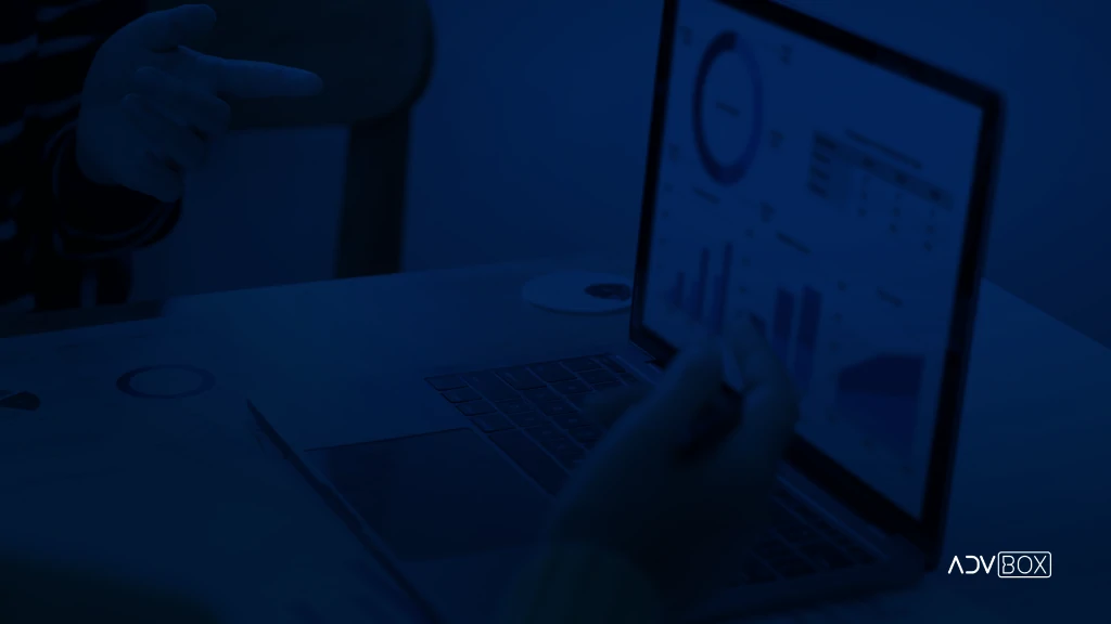 Mãos e computador com gráficos de análise de big data
