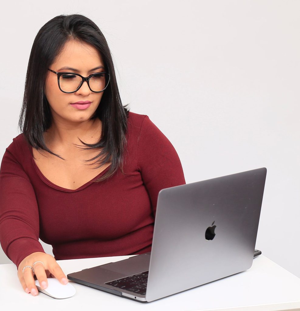 advogada em notebook escrevendo artigo sobre desafios dos jovens advogados