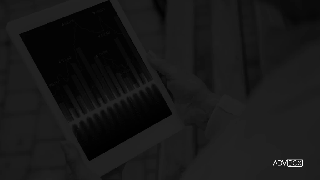 tablet com gráficos com as funções da controladoria