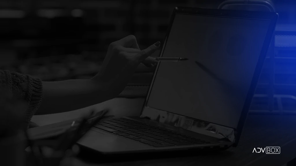 advogado escrevendo petições em um compitador
