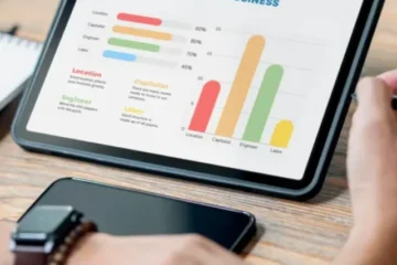 homem analisando business intelligence no tablet