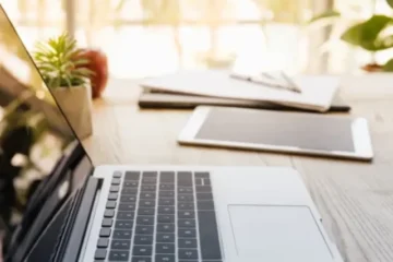 notebook sobre mesa conectado a controladoria juridica 4.0