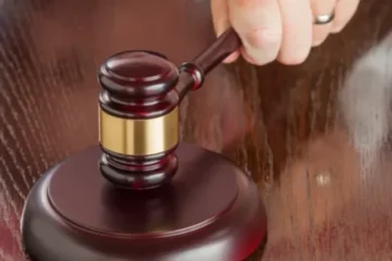 juiz dando sentença terminativa