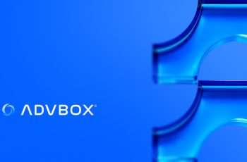 Banner institucional da ADVBOX com elemento visual abstrato em tons de azul, representando estrutura, tecnologia e identidade visual da marca