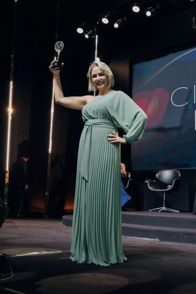Imagem da Advogada Katia viegas com o troféu do premio Law Summit