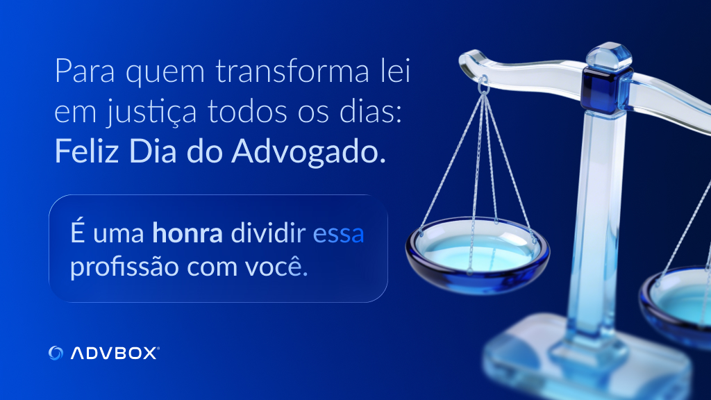 "Card comemorativo da ADVBOX para o Dia do Advogado com mensagem de reconhecimento &agrave; profiss&atilde;o, acompanhada de ilustra&ccedil;&atilde;o de uma balan&ccedil;a da justi&ccedil;a em vidro azul transl&uacute;cido sobre fundo azul escuro.