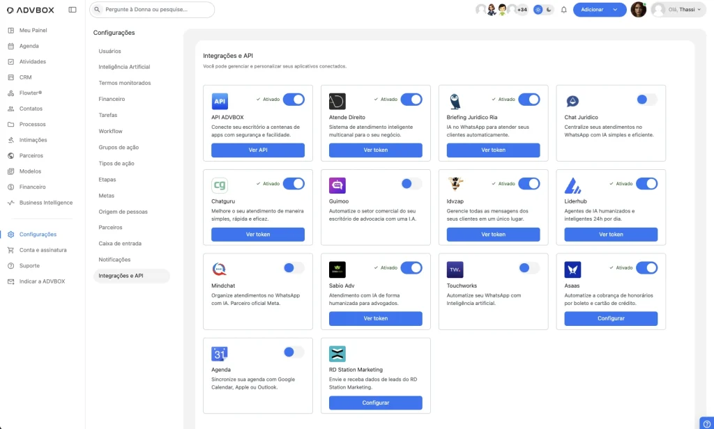 Print da tela de Configurações do sistema ADVBOX, seção Integrações e API, exibindo um painel com diversos cartões de aplicativos conectáveis, cada um com opção de ativação e acesso a token ou configuração. Ilustra a diversidade de ferramentas de atendimento, automação, inteligência artificial e cobrança que podem ser integradas ao software para ampliar a gestão do escritório de advocacia.
